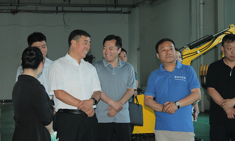 The Chairman of E.P Company accompanied Secretary Yuan to visit the excavator