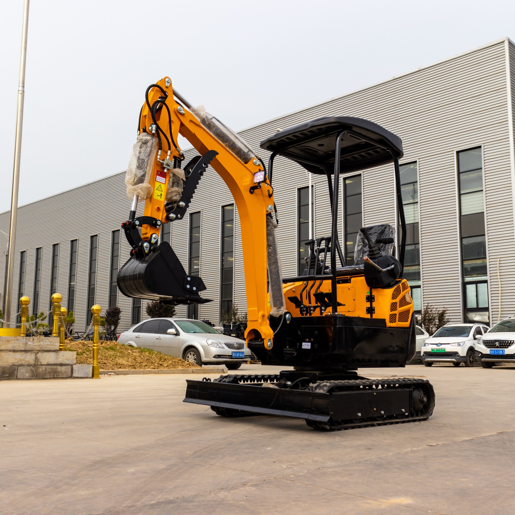 yellow color three-cylinder water-cooled diesel kubota engine with Euro5 and EPA 1.8 ton mini excavator 